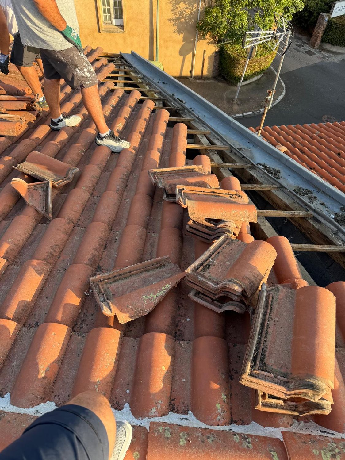 Couvreur RM Couverture déposant des tuiles sur un chantier à Toulouse