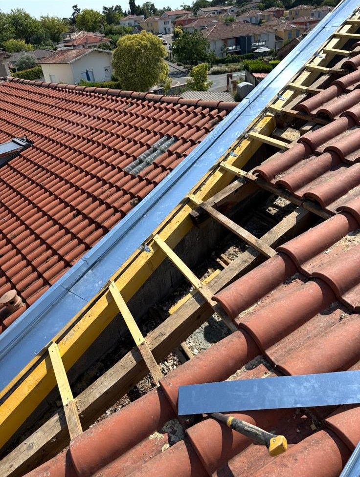 Liteaux neufs en rive de toiture