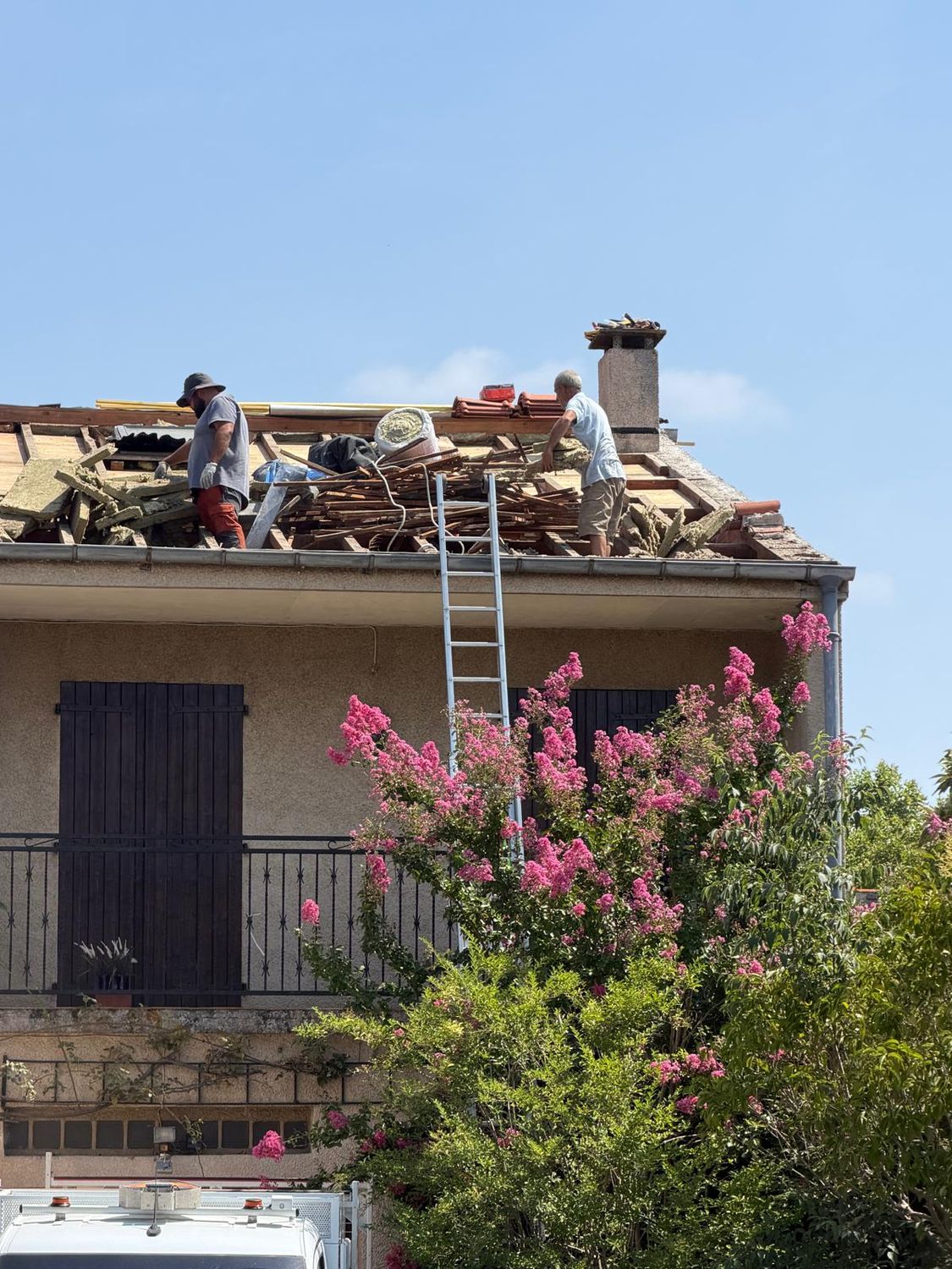 Couvreurs de RM Couverture en intervention sur une toiture à Toulouse