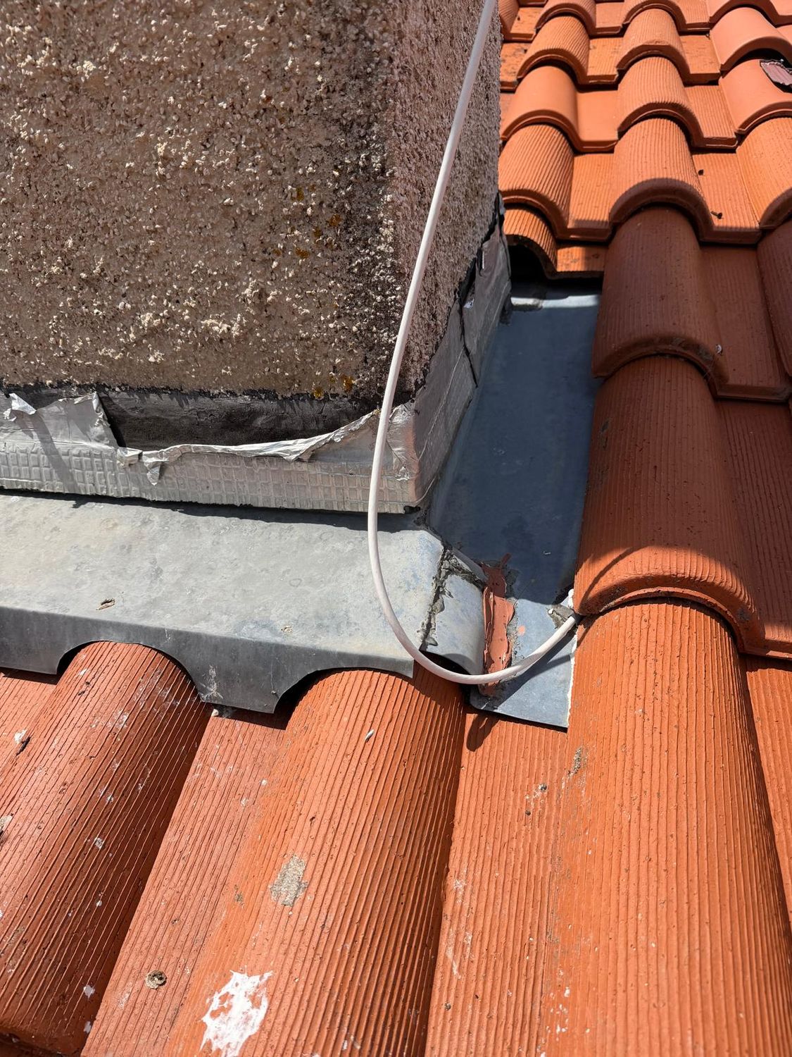 Noue en zinc entre deux pans de toiture