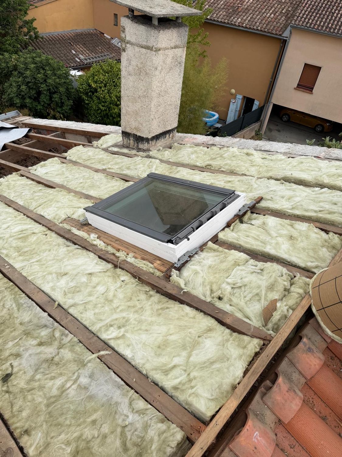 Fenêtre de toit posée pendant l'isolation des combles