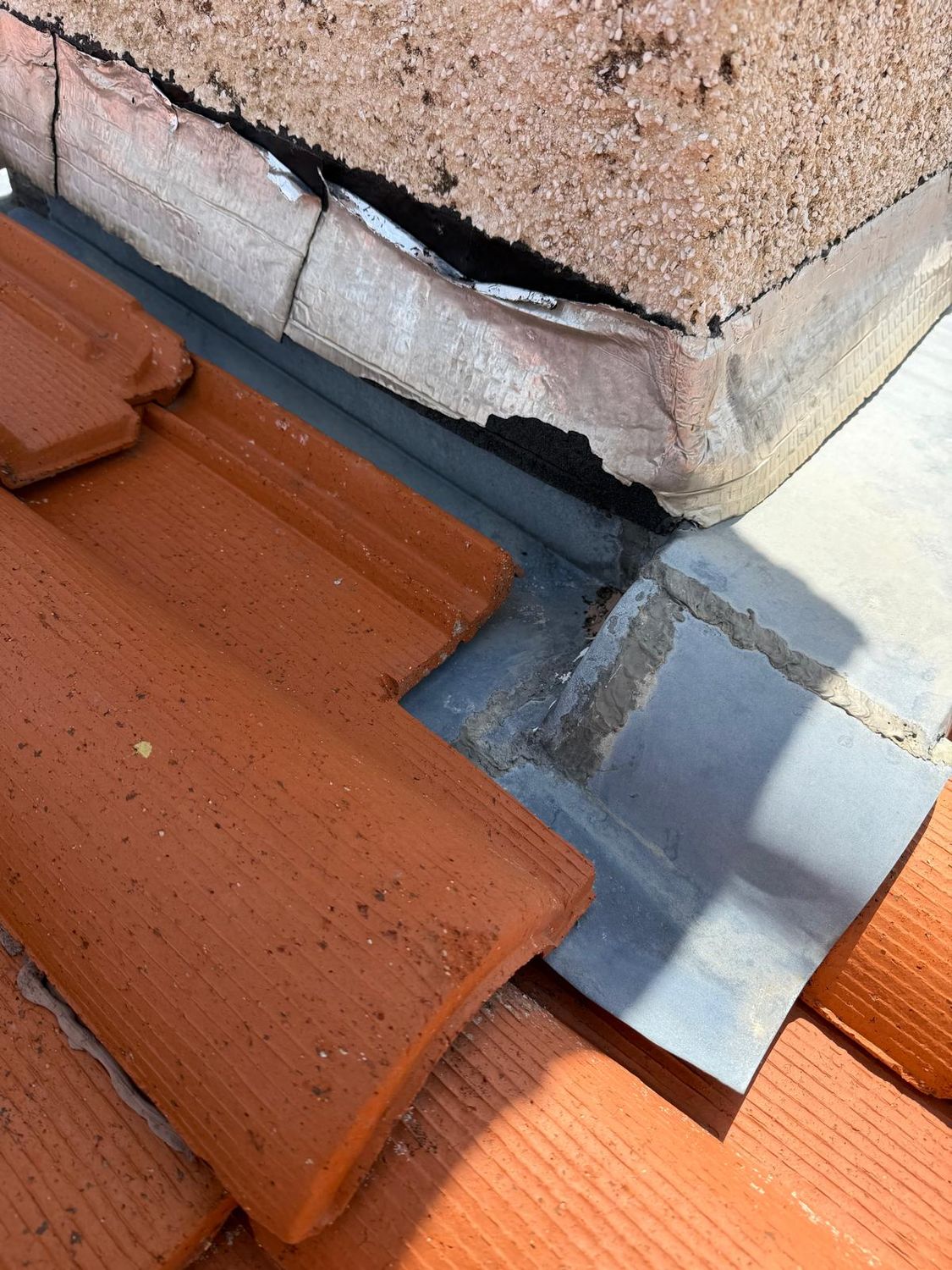 Solin zinc contre un mur de toiture