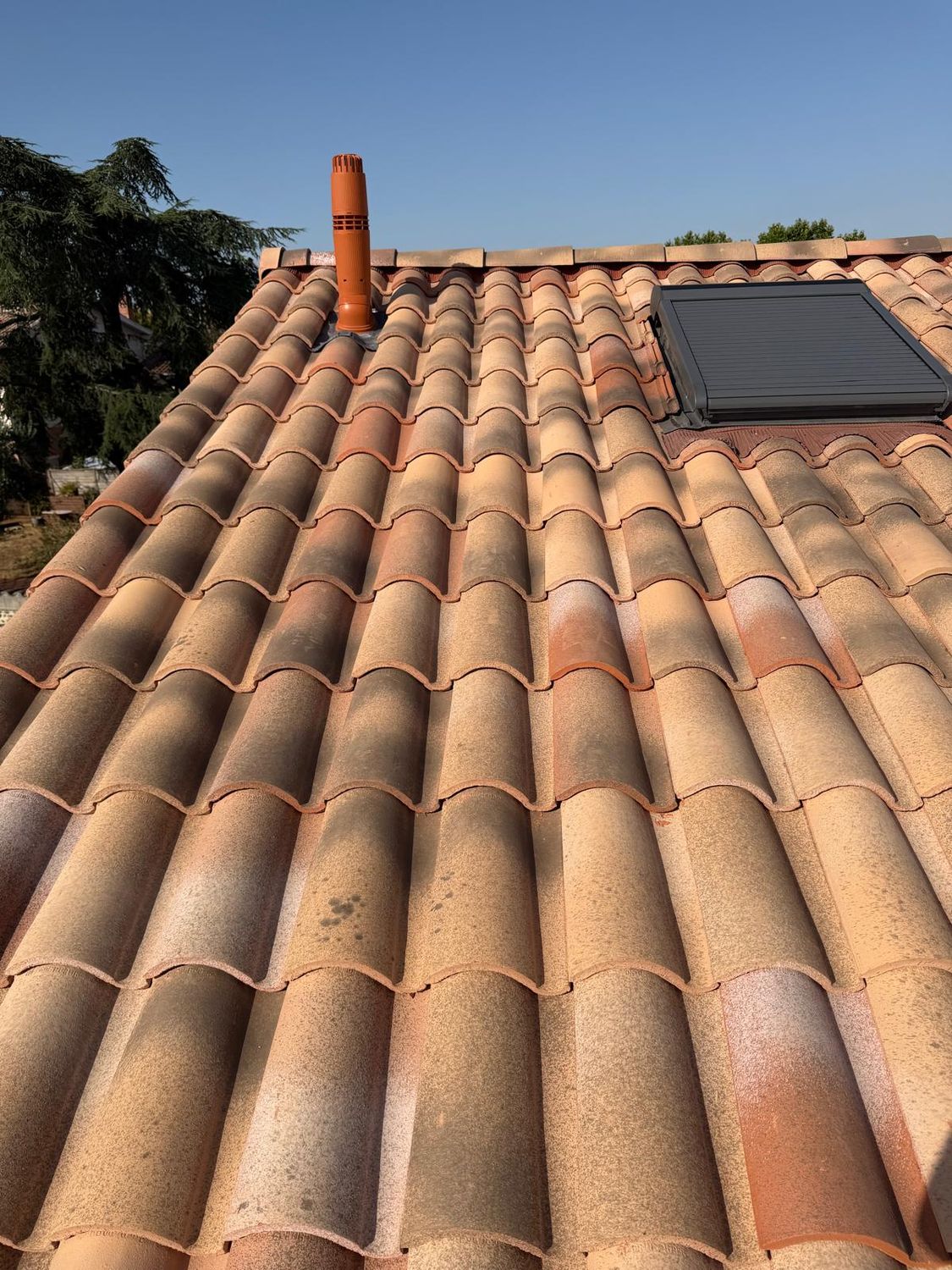 Toiture neuve avec fenêtre de toit réalisée par RM Couverture
